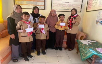 Kepala SDN Gelaran II Karangmojo Serahkan Santunan Anak Yatim dari BAZNAS Kabupaten Gunungkidul